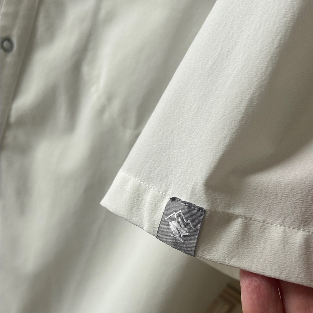 White Short-Sleeve Button-Up Shirt by Rabbit - Picture 6 of 7